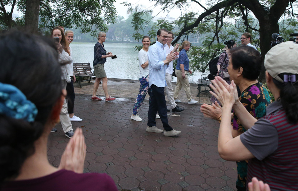 Công chúa kế vị Thụy Điển Victoria Ingrid Alice Desiree và Phu quân chào những người Hà Nội tập Yoga Cười tại khu vực hồ Hoàn Kiếm. (Ảnh: Lâm Khánh/TTXVN)