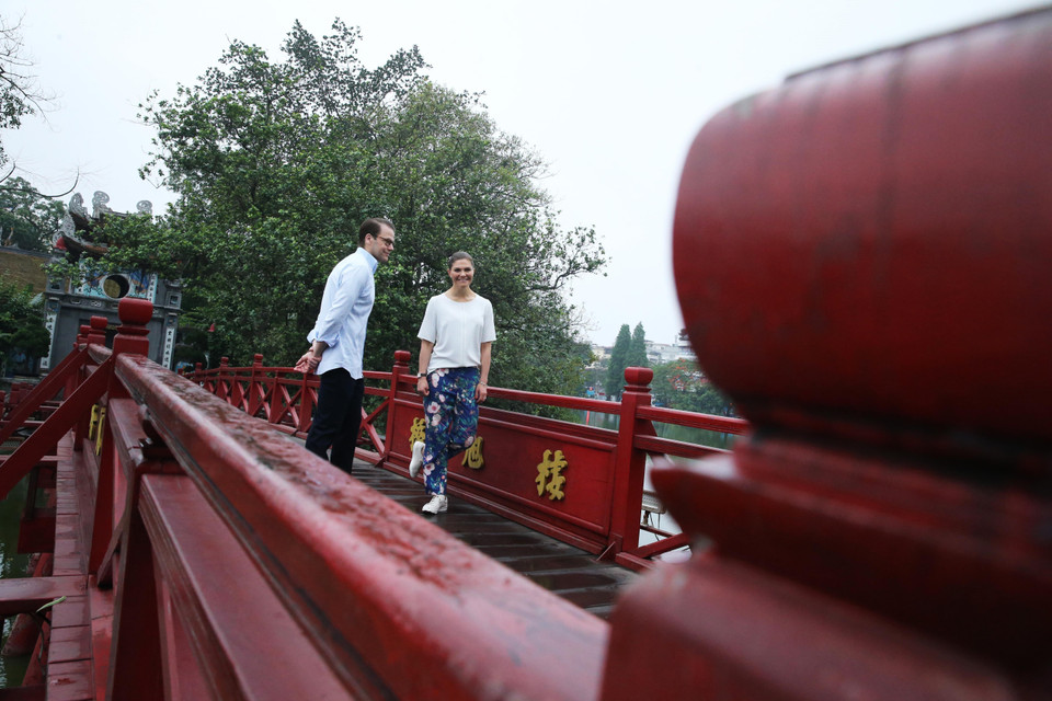 Công chúa kế vị Thụy Điển Victoria Ingrid Alice Desiree và Phu quân trên cầu Thê Húc, vào tham quan đền Ngọc Sơn. (Ảnh: Lâm Khánh/TTXVN)