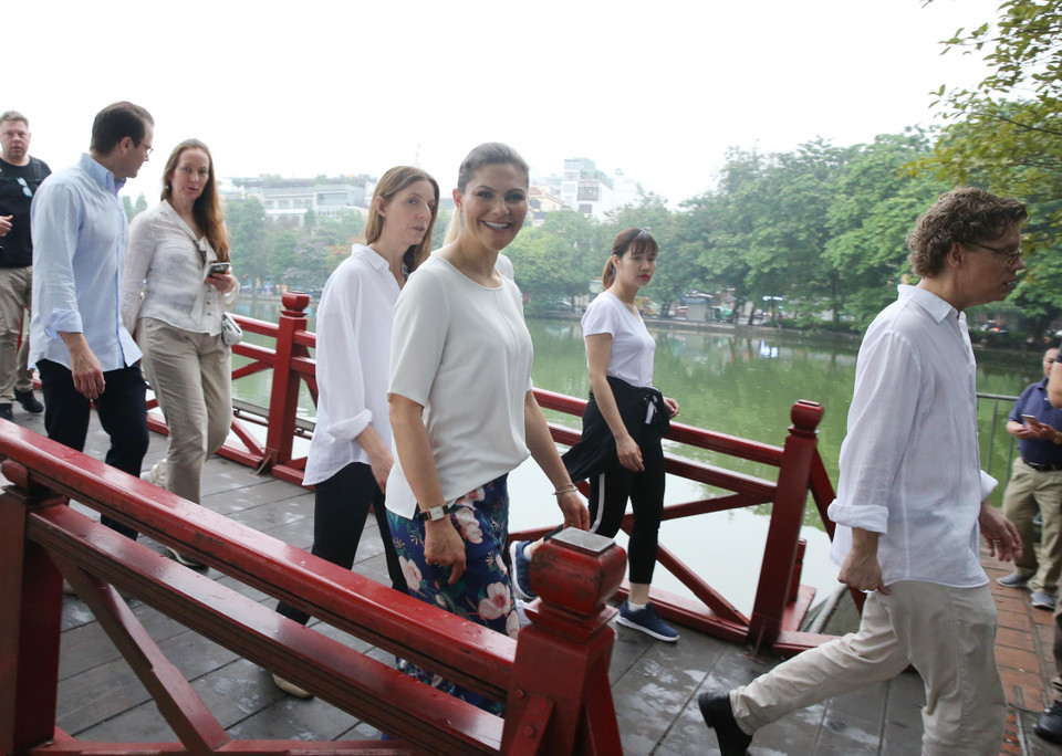 Công chúa kế vị Thụy Điển Victoria Ingrid Alice Desiree trên cầu Thê Húc, tham quan đền Ngọc Sơn. (Ảnh: Lâm Khánh/TTXVN)