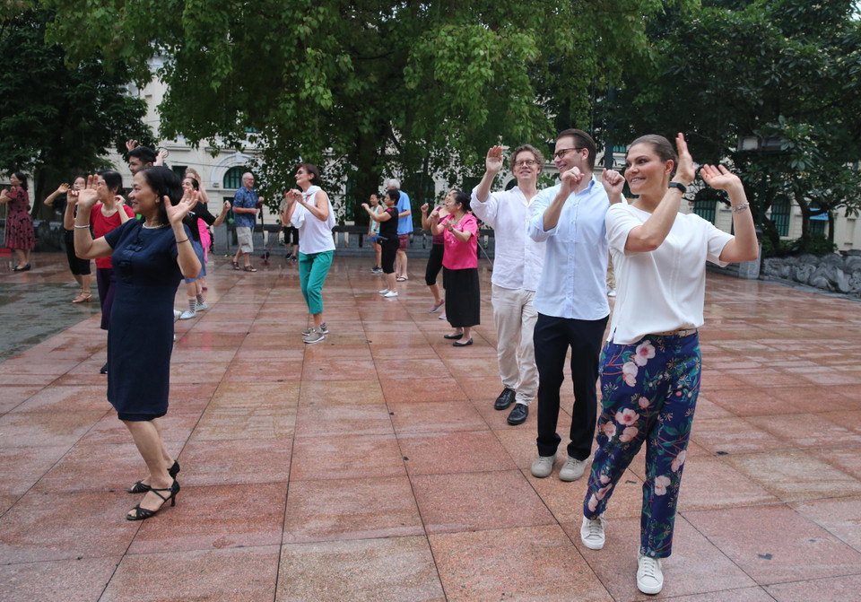 Công chúa kế vị Thụy Điển Victoria Ingrid Alice Desiree và Phu quân cùng nhảy theo điệu nhạc của người dân Hà Nội tập thể dục tại vườn hoa Lý Thái Tổ. (Ảnh: Lâm Khánh/TTXVN)