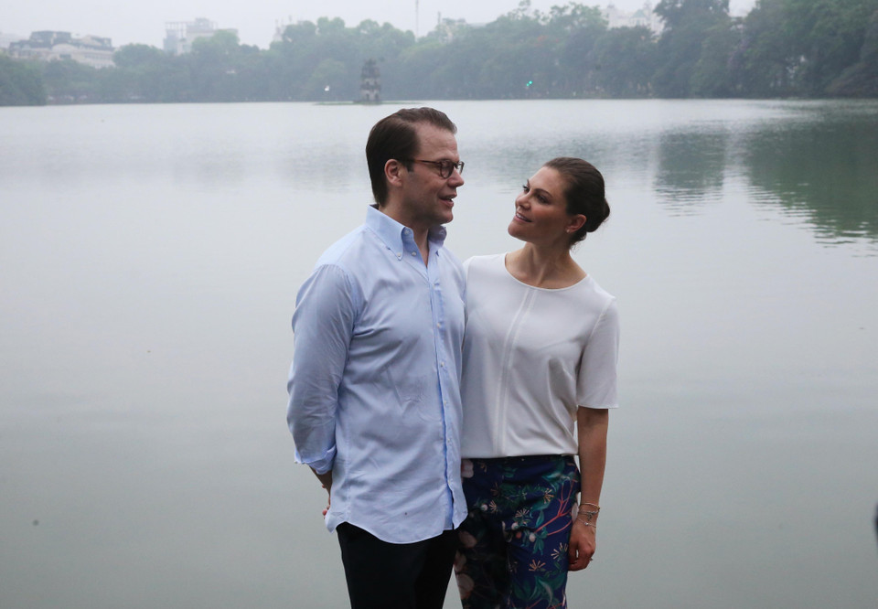 Công chúa kế vị Thụy Điển Victoria Ingrid Alice Desiree và Phu quân bên hồ Hoàn Kiếm. (Ảnh: Lâm Khánh/TTXVN)