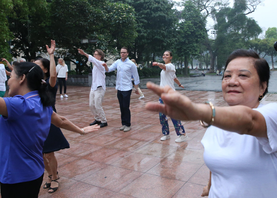 Sáng 8/5, Công chúa kế vị Thụy Điển Victoria Ingrid Alice Desiree và Phu quân đi dạo quanh khu vực hồ Hoàn Kiếm - trái tim của Thủ đô để cảm nhận sự thanh bình và tận hưởng bầu không khí trong lành lúc bình minh. (Ảnh: Lâm Khánh/TTXVN)