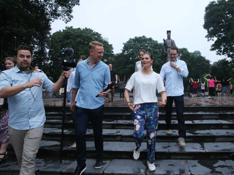 Công chúa kế vị Thụy Điển Victoria Ingrid Alice Desiree trả lời phỏng vấn về những cảm nhận khi tới Hà Nội. (Ảnh: Lâm Khánh/TTXVN)