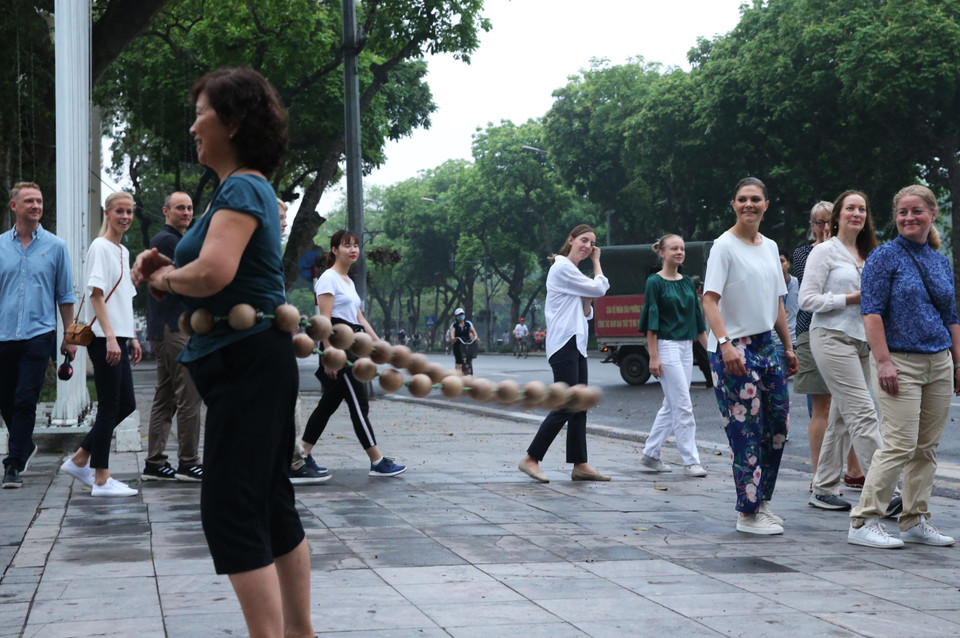 Công chúa kế vị Thụy Điển Victoria Ingrid Alice Desiree cảm nhận không khí buổi sáng Hà Nội tại vườn hoa Lý Thái Tổ. (Ảnh: Lâm Khánh/TTXVN)