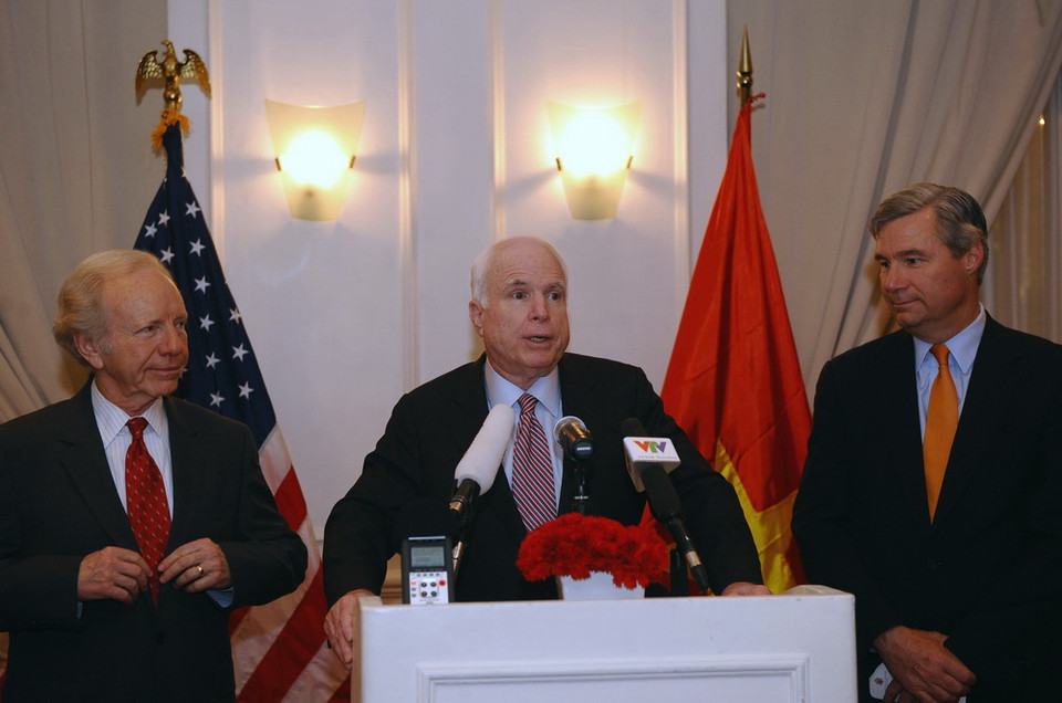  Thượng nghị sỹ John McCain trong cuộc họp báo tại Hà Nội nhân chuyến thăm Việt Nam ngày 19/1/2012. (Ảnh: AFP/ TTXVN)