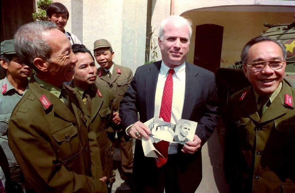 Thượng nghị sỹ Mỹ John McCain (giữa) thăm Bảo tàng Quân đội Việt Nam ở thủ đô Hà Nội ngày 19/10/1992 (Ảnh: AFP/TTXVN)