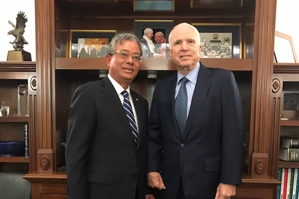 Đại sứ Việt Nam tại Hoa Kỳ Phạm Quang Vinh và Thượng nghị sỹ John McCain. (Ảnh: Đoàn Hùng/TTXVN)