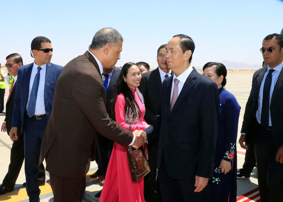 Các quan chức chính quyền tỉnh Luxor đón Chủ tịch nước Trần Đại Quang và Phu nhân tại Sân bay quốc tế Luxor. (Ảnh: Nhan Sáng/TTXVN)