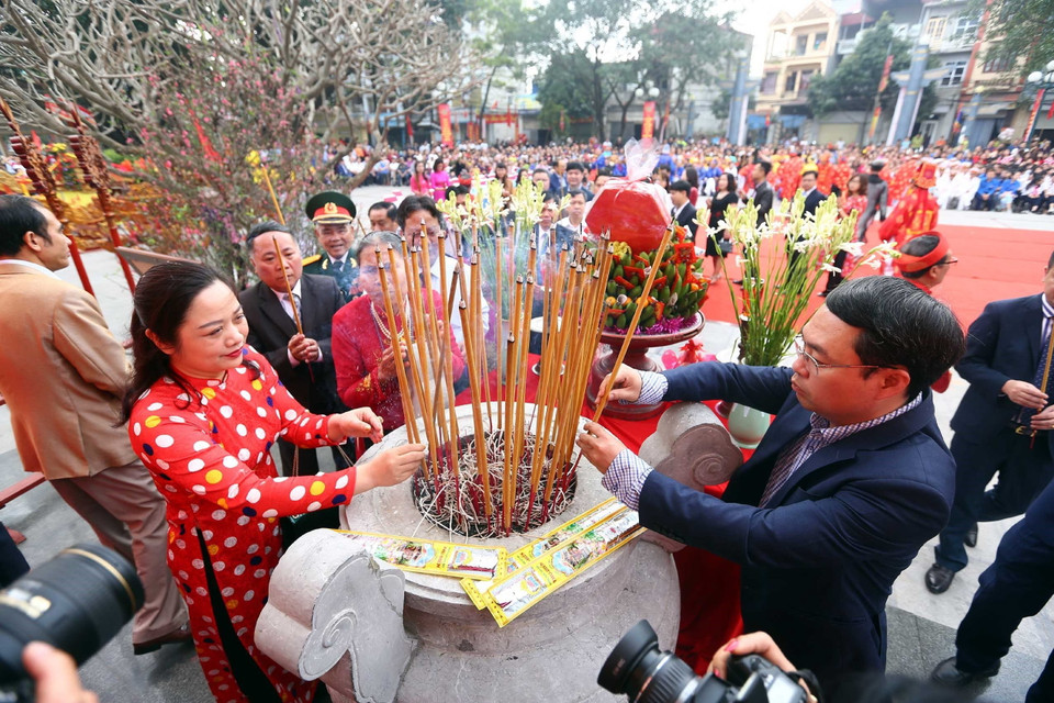 Các tầng lớp nhân dân dâng hương tại buổi lễ. (Ảnh: Danh Lam/TTXVN)