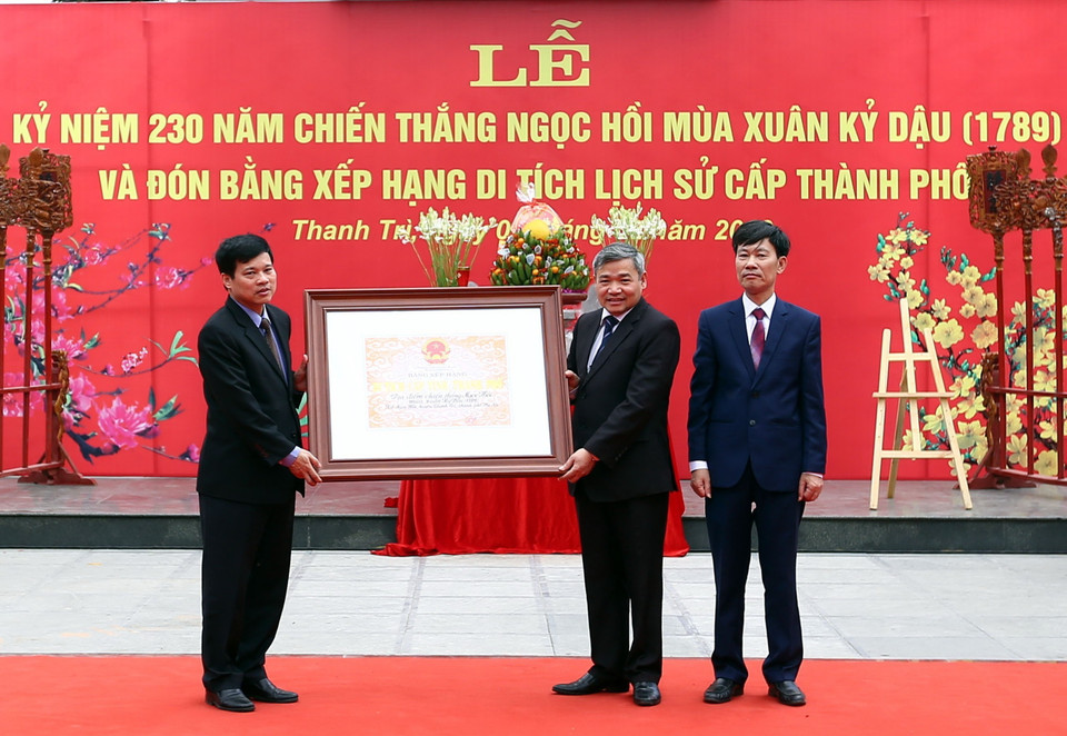 Lễ trao Bằng xếp hạng Di tích lịch sử cấp tỉnh, thành phố cho khu di tích và huyện Thanh Trì. (Ảnh: Danh Lam/TTXVN)