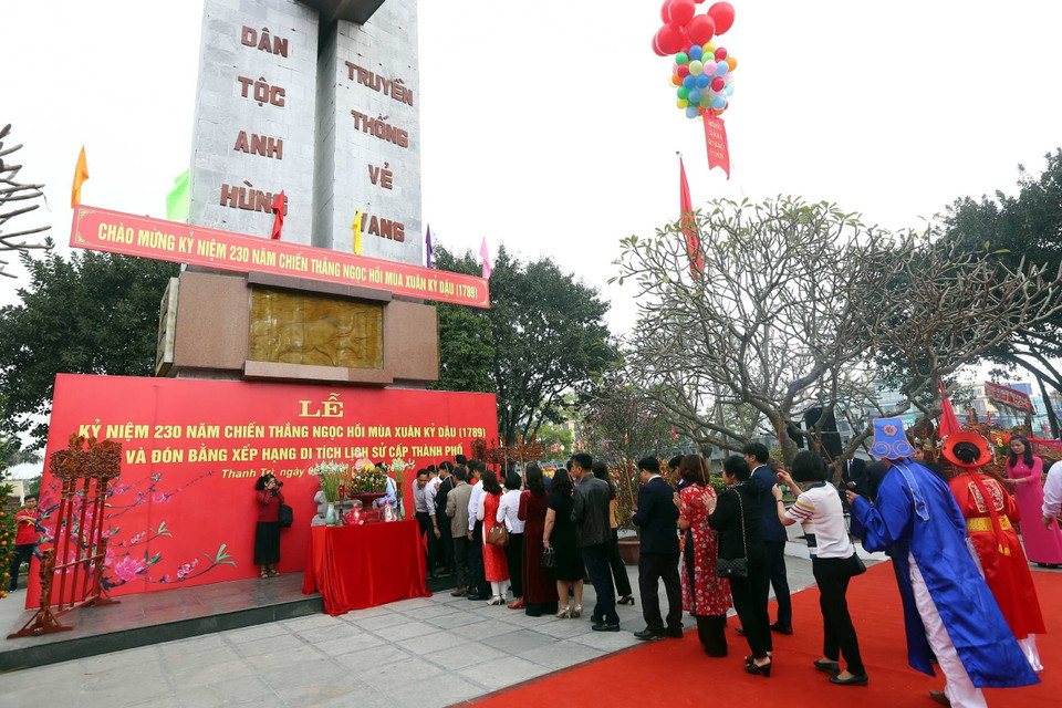 Các tầng lớp nhân dân dâng hương tại buổi lễ. (Ảnh: Danh Lam/TTXVN)