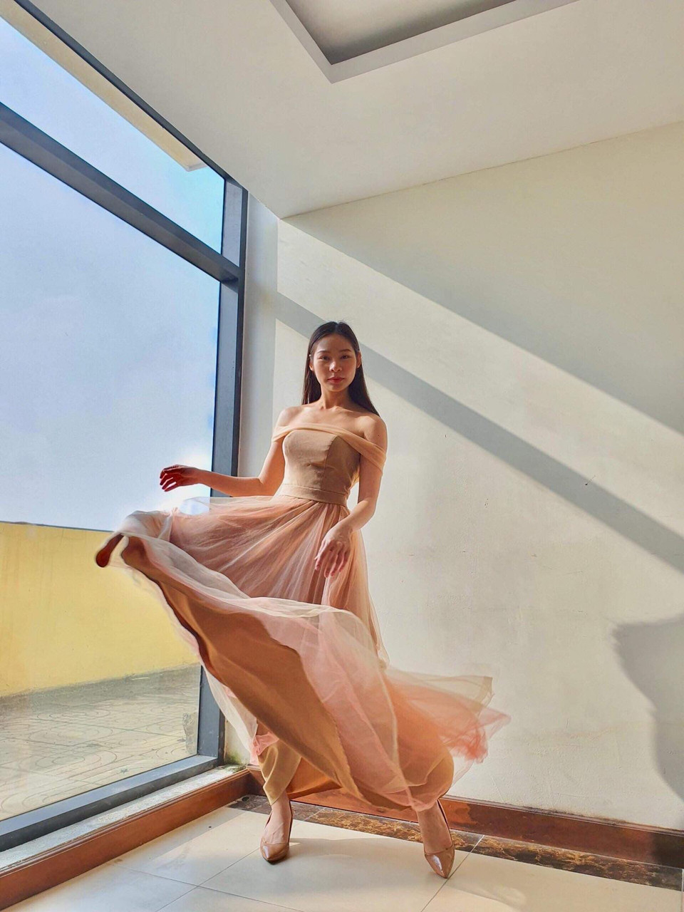 Mỗi chiếc váy phụ dâu may mới theo yêu cầu có giá từ 1 triệu đồng/bộ và dao động tùy vào chất liệu, kiểu dáng.(Ảnh: Mai Anh/Vietnam+)