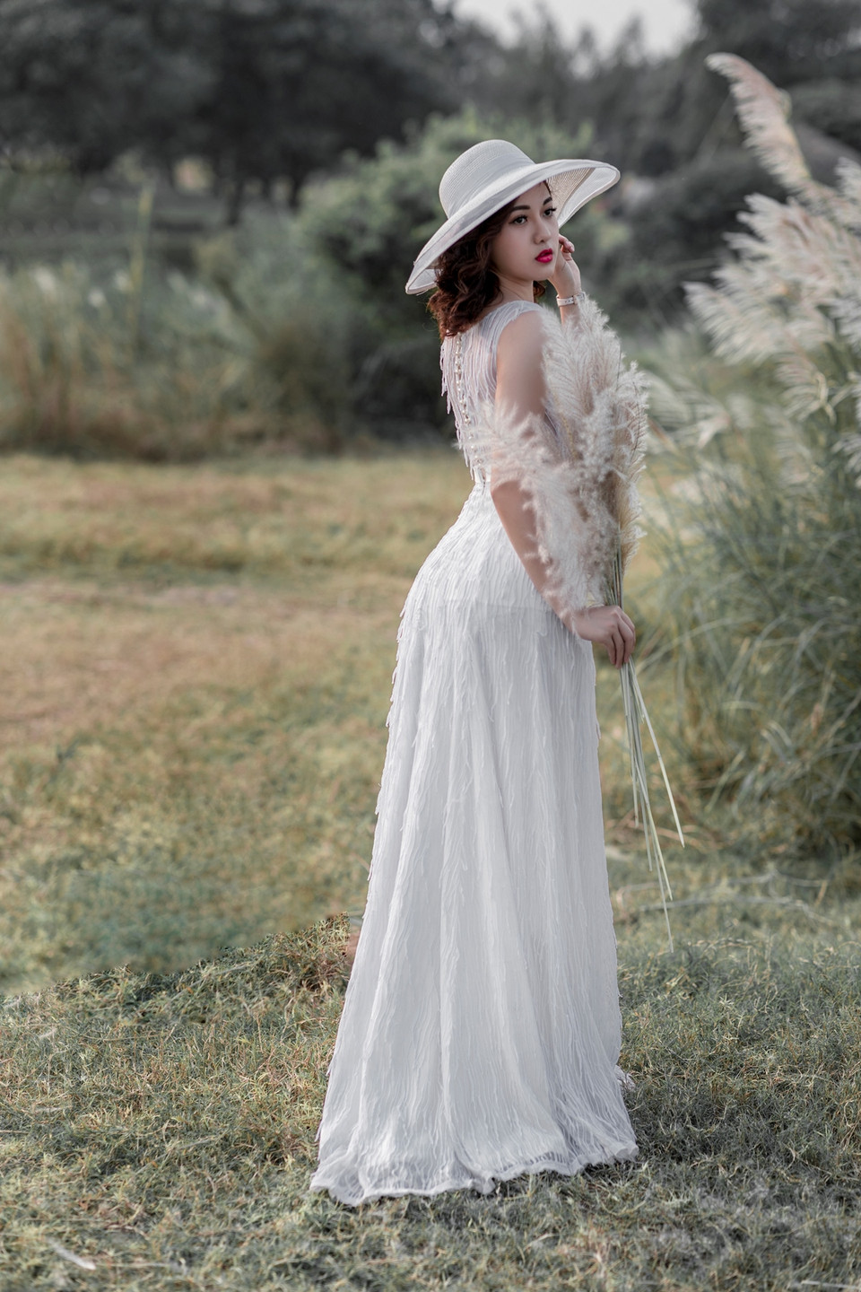 Váy phù dâu nên chọn màu tương đồng với váy cưới: Váy cô dâu màu trắng tinh, bạn có thể chọn váy phù dâu màu trắng ngà; váy cô dâu màu đỏ, bạn có thể chọn váy phù dâu màu hồng đào nhẹ nhàng... (Ảnh: Vietnam+)