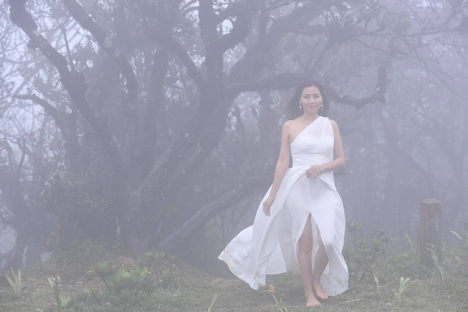 Xu hướng váy phù dâu thời gian gần đây phải tạo cảm giác thoải mái cho người mặc. Bởi các nhà thiết kế tin rằng các cô gái chỉ thực sự vui vẻ, hạnh phúc khi cảm thấy dễ chịu nhất. (Ảnh: Mai Anh/Vietnam+)