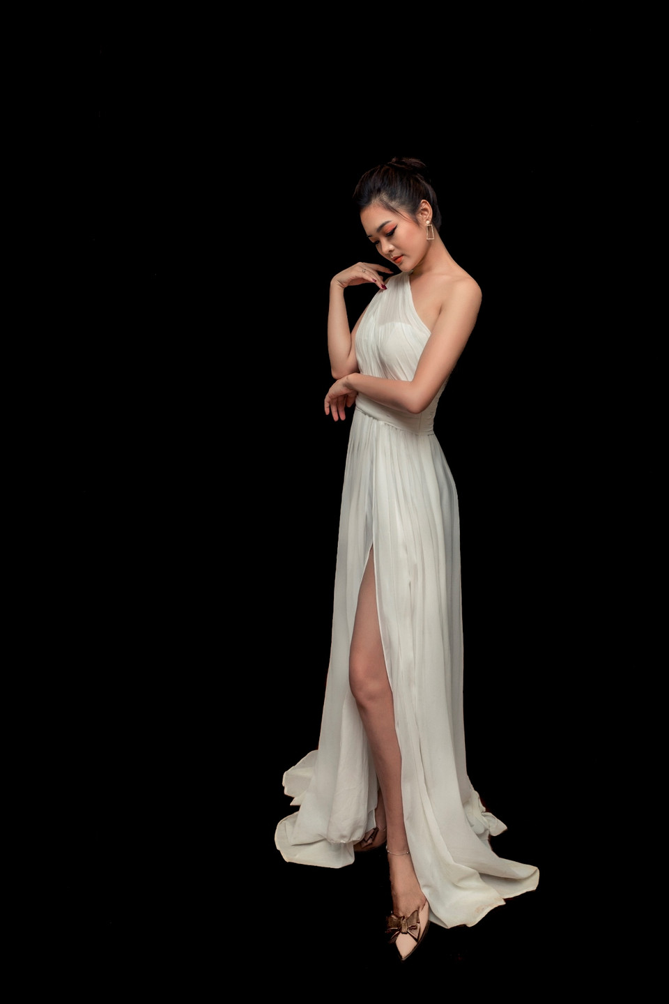 Lưu ý chọn lựa trang phục phù hợp với cả địa điểm: Nếu đám cưới tổ chức ở biển, ngoài trời, bạn có thể chọn lựa những dáng váy gợi cảm, váy hai dây, cúp ngực hay xẻ tà; nếu đám cưới tổ chức trong nhà thờ, những nơi trịnh trọng, nên chọn những chiếc váy kín đáo, nhã nhặn... (Ảnh: Vietnam+)