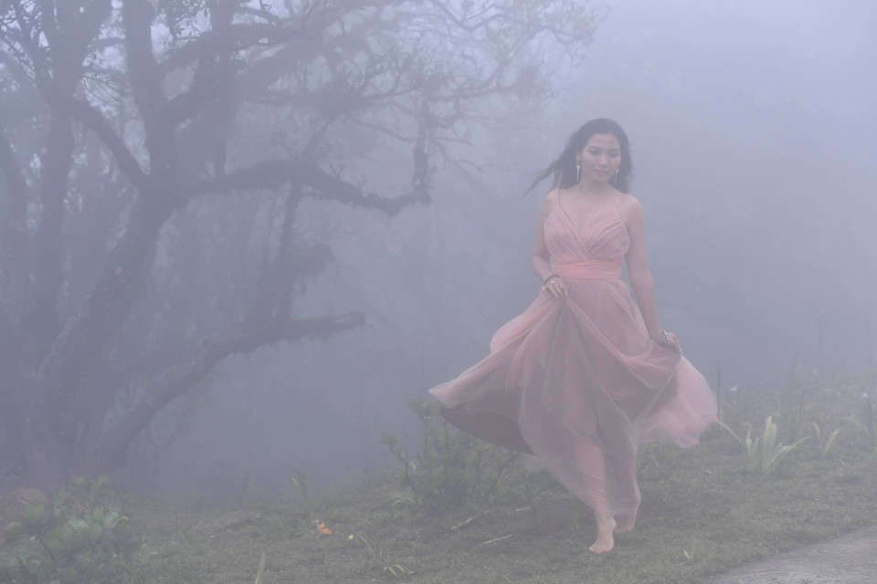 Chủ thương hiệu chuyên may đồ phù dâu ở Hà Nội DDS’House cho biết, các thiết kế phù dâu thiên về sử dụng chất liệu vải satin, vải tulle... (Ảnh: Mai Anh/Vietnam+)