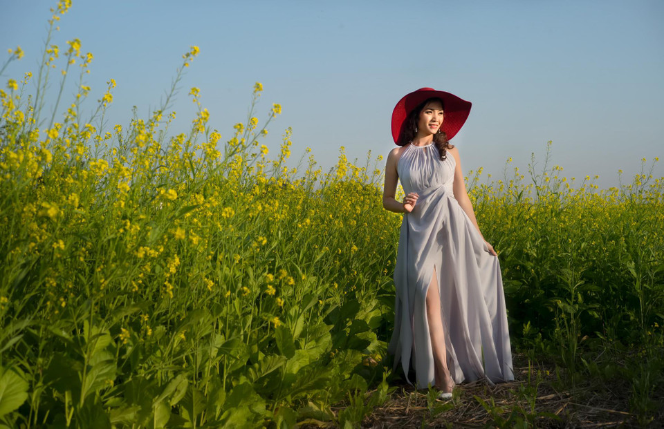 Wrap dress là tên gọi những chiếc váy liền với thiết kế tựa như tấm vải lớn quấn điệu đà quanh cơ thể, độ dài của váy phụ thuộc vào dáng người. Loại váy này phù hợp với hầu hết dáng người, chất vải rủ mềm mại cùng điểm nhấn ở eo giúp người mặc khéo léo che khuyết điểm. (Ảnh: Mai Anh/Vietnam+)