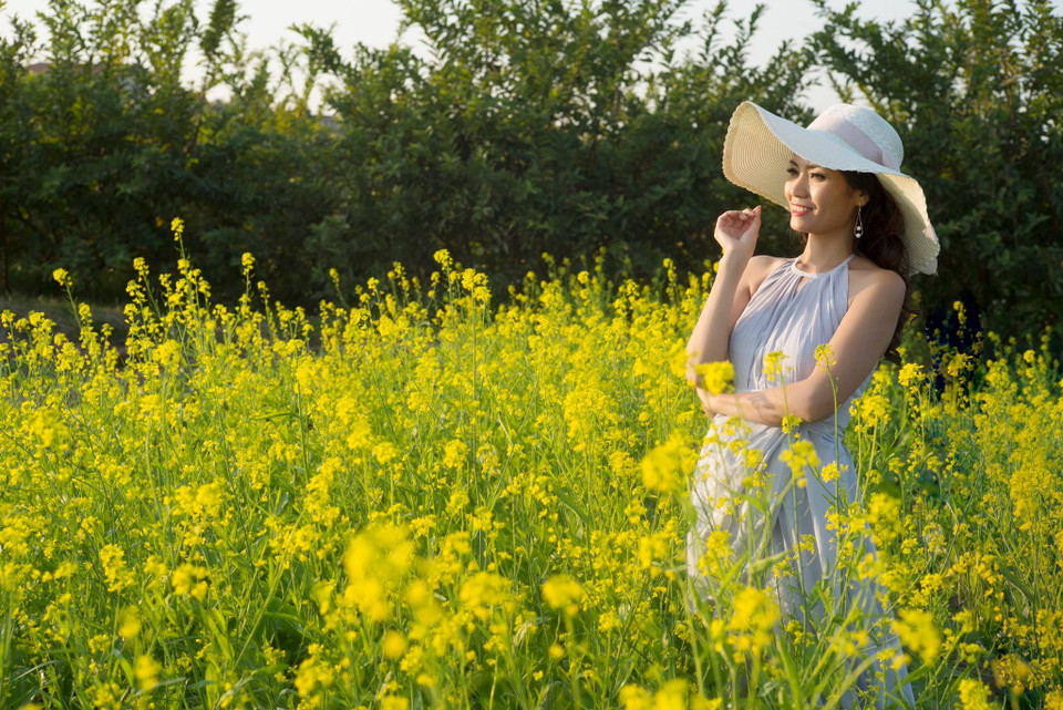 Váy phù dâu thường được chọn những tông màu pastel nhẹ và sáng như hồng, ghi, trắng, vàng… và được thể hiện theo phong cách minimalism (tối giản) để làm nổi bật nhân vật chính là cô dâu. (Ảnh: Mai Mai/Vietnam+)