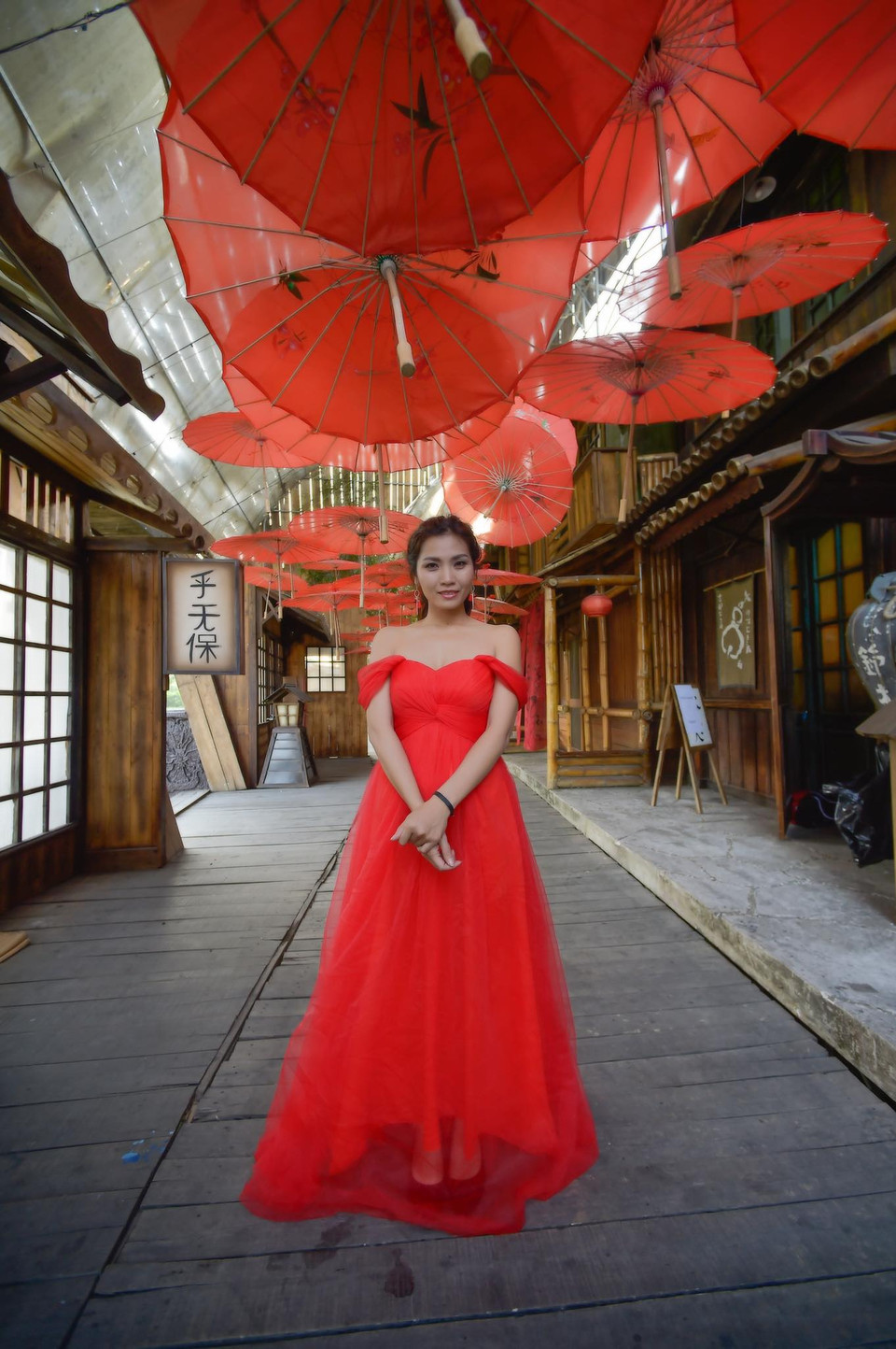 Theo nhà thiết kế này, vẫn có những cô nàng cá tính mạnh đã chọn cho đội phụ dâu dàn váy có màu sắc rực rỡ để làm nổi bật chiếc váy cưới trắng tinh khôi của mình. Tuy nhiên, theo chị lựa chọn này khá mạo hiểm. (Ảnh: Mai Anh/Vietnam+)