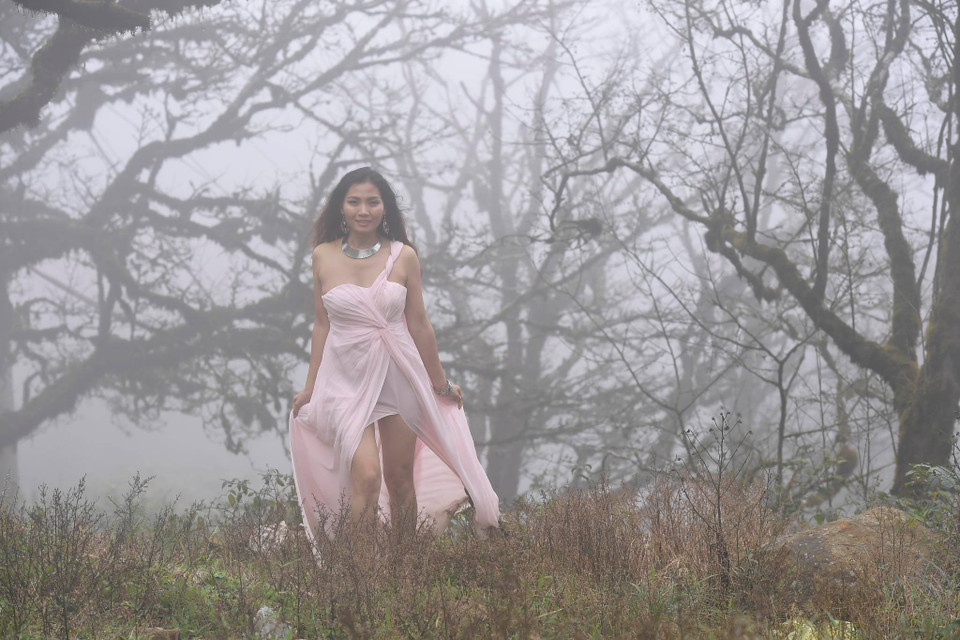 Thế nên những chiếc wrap dress (váy quấn) xuất hiện trong hầu hết các bộ sau tập váy phù dâu. (Ảnh: Mai Anh/Vietnam+)