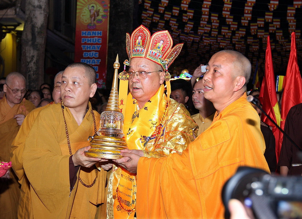 Các hòa thượng và tăng ni, phật tử rước Xá lợi Phật kính mừng Đại lễ Phật đản. (Ảnh: Nguyễn Dân/TTXVN)