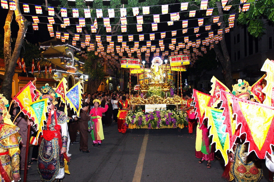 Các hòa thượng cùng các tăng ni, phật tử và đồng bào thủ đô dự Lễ rước Xá lợi Phật kính mừng Đại lễ Phật đản. (Ảnh: Nguyễn Dân/TTXVN)