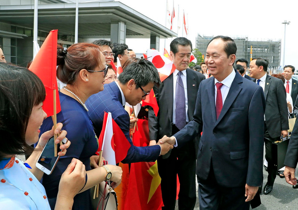 Cán bộ nhân viên Đại sứ quán Việt Nam, lưu học sinh cùng đông đảo bà con kiều bào đang học tập, sinh sống tại Nhật Bản đón Chủ tịch nước Trần Đại Quang và Phu nhân tại Sân bay Quốc tế Haneda, thủ đô Tokyo, Nhật Bản. (Ảnh: Nhan Sáng/TTXVN)