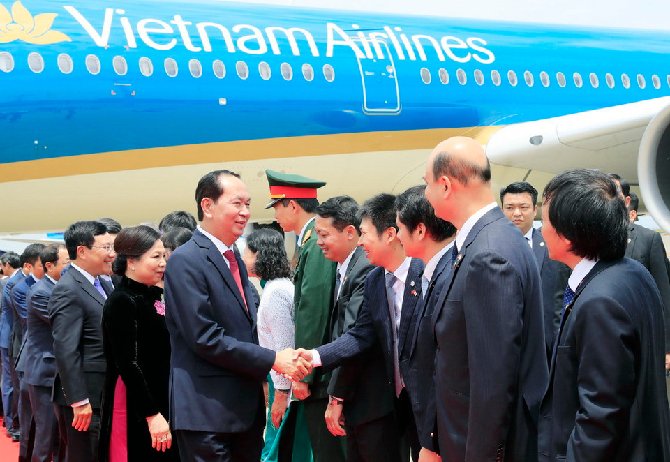 Cán bộ nhân viên Đại sứ quán Việt Nam, lưu học sinh cùng đông đảo bà con kiều bào đang học tập, sinh sống tại Nhật Bản đón Chủ tịch nước Trần Đại Quang và Phu nhân tại Sân bay Quốc tế Haneda, thủ đô Tokyo, Nhật Bản. (Ảnh: Nhan Sáng/TTXVN)