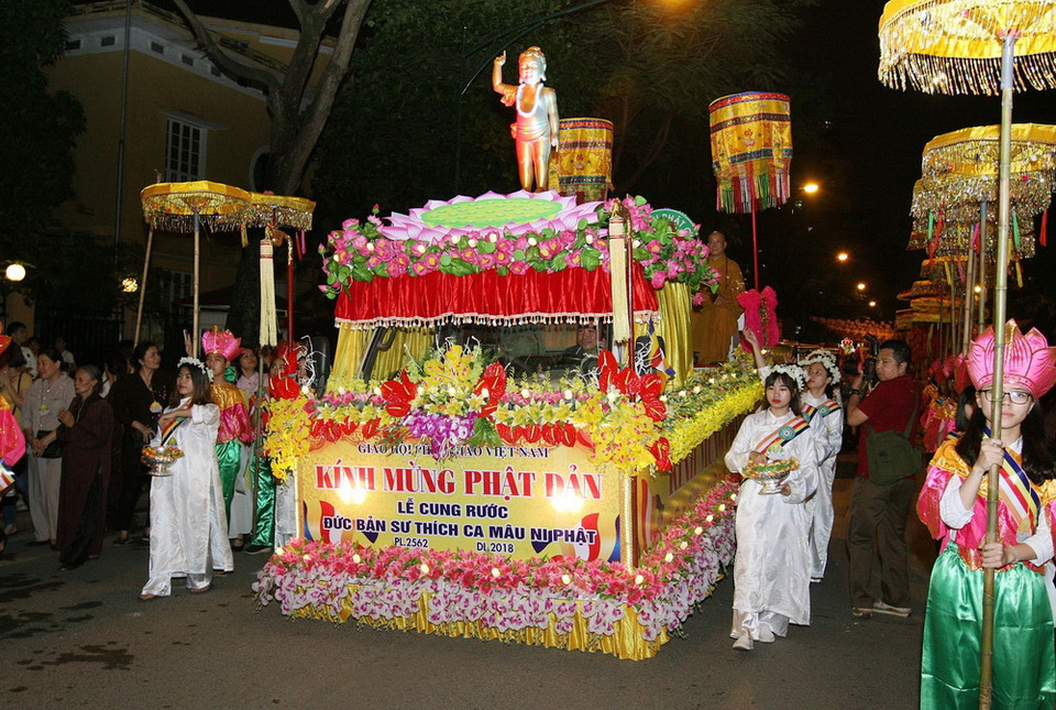 Các hòa thượng cùng các tăng ni, phật tử và đồng bào thủ đô dự Lễ rước Xá lợi Phật kính mừng Đại Lễ Phật đản. (Ảnh: Nguyễn Dân/TTXVN)