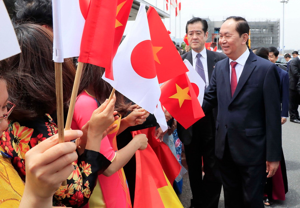 Cán bộ nhân viên Đại sứ quán Việt Nam, lưu học sinh cùng đông đảo bà con kiều bào đang học tập, sinh sống tại Nhật Bản đón Chủ tịch nước Trần Đại Quang và Phu nhân tại Sân bay Quốc tế Haneda, thủ đô Tokyo, Nhật Bản. (Ảnh: Nhan Sáng/TTXVN)