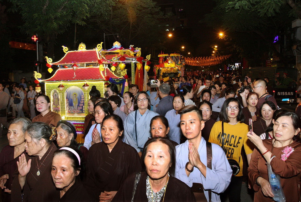Các hòa thượng cùng các tăng ni, phật tử và đồng bào thủ đô dự Lễ rước Xá lợi Phật kính mừng Đại Lễ Phật đản. (Ảnh: Nguyễn Dân/TTXVN)