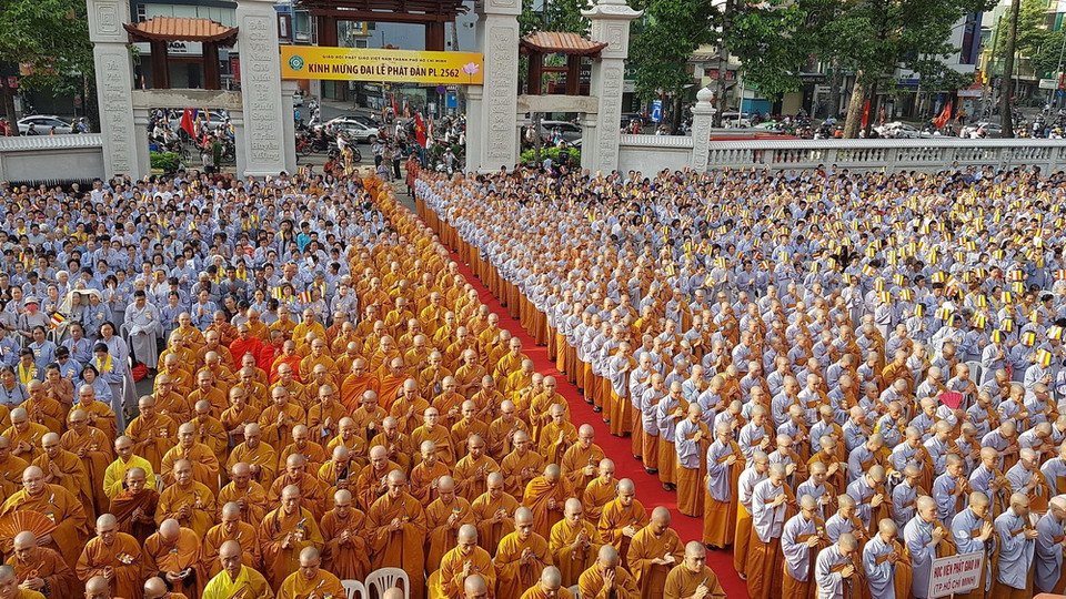 Đông đảo tăng ni, phật tử của thành phố tham dự Đại lễ Phật đản Phật lịch 2562. (Ảnh: Thế Anh/TTXVN)