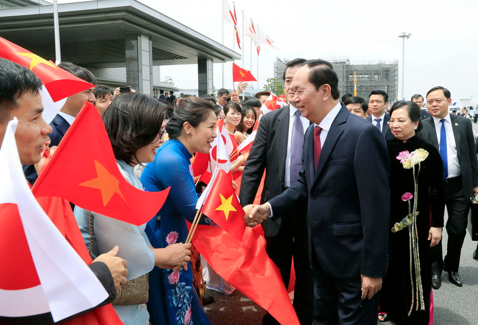 Cán bộ nhân viên Đại sứ quán Việt Nam, lưu học sinh cùng đông đảo bà con kiều bào đang học tập, sinh sống tại Nhật Bản đón Chủ tịch nước Trần Đại Quang và Phu nhân tại Sân bay Quốc tế Haneda, thủ đô Tokyo, Nhật Bản. (Ảnh: Nhan Sáng/TTXVN)