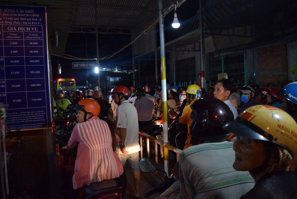Cảnh ùn tắc kéo dài trên cầu Sông Cái Nhỏ, nơi đặt trạm thu phí BOT. (Ảnh: Chương Đài/TTXVN)