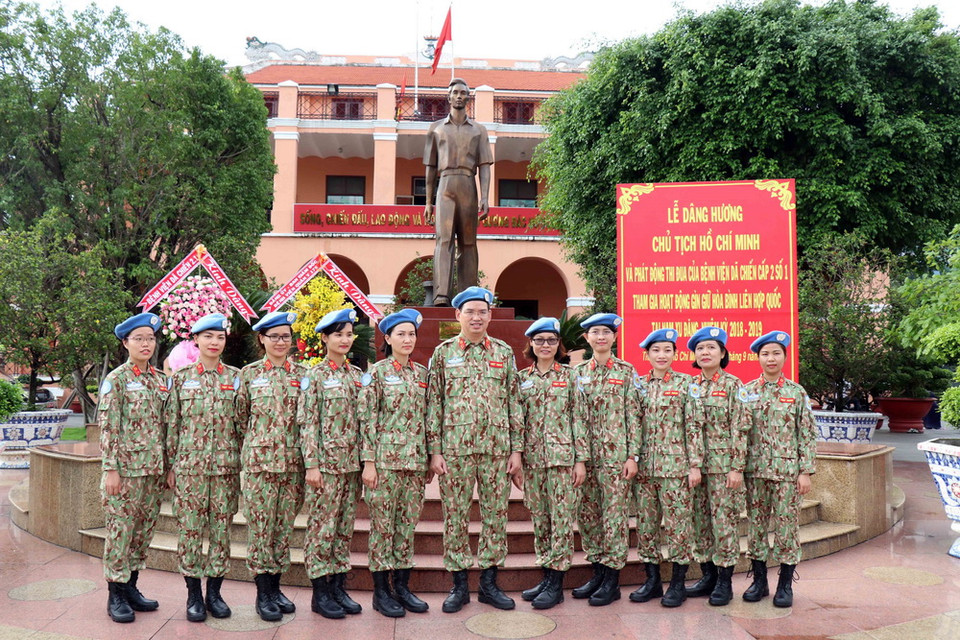  Các nữ chiến sỹ Bệnh viện dã chiến 2 số 1 trước Tượng đài Chủ tịch Hồ Chí Minh. (Ảnh: Xuân Khu/TTXVN)