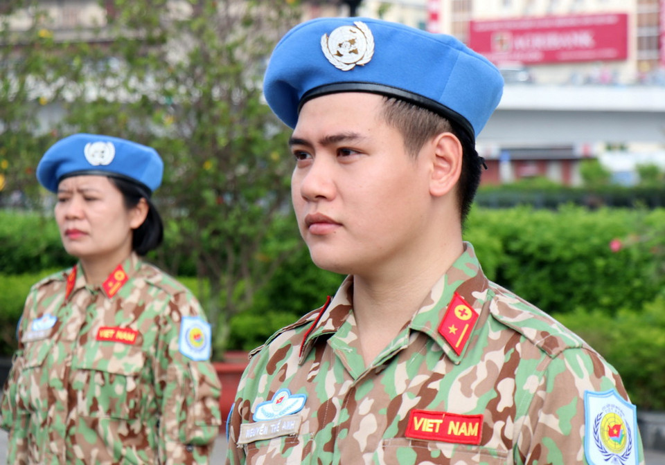 Thiếu úy Nguyễn Thế Anh, một trong hai thành viên trẻ tuổi nhất của Bệnh viện dã chiến cấp 2 số 1 Việt Nam. (Ảnh: Xuân Khu/TTXVN)