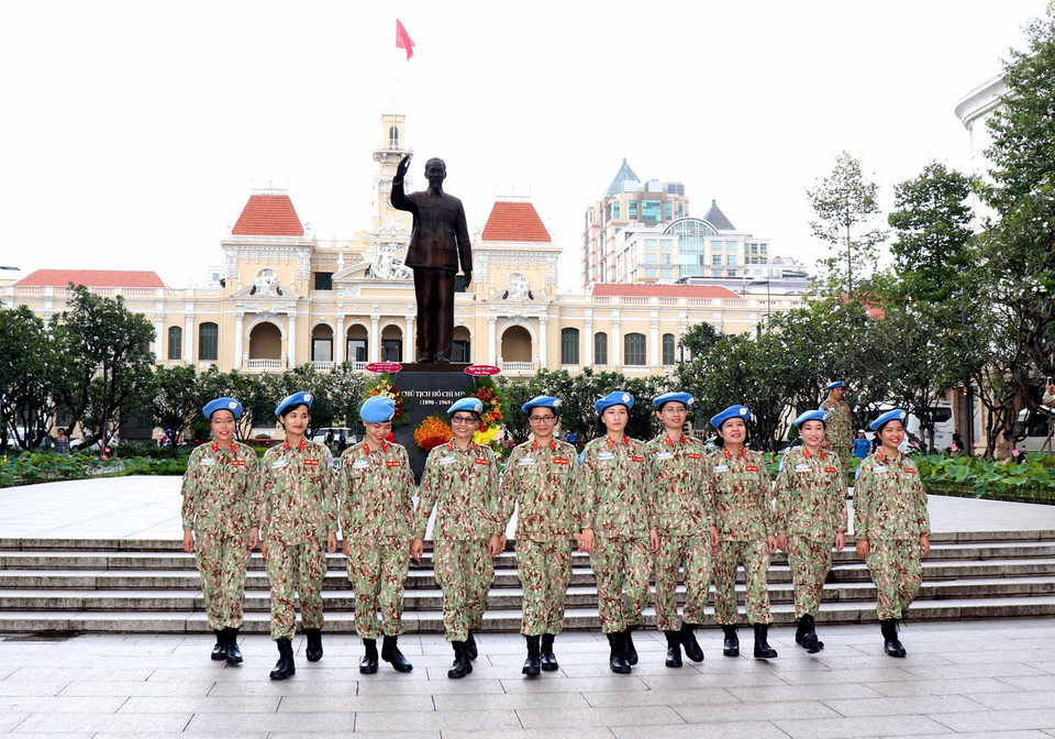 Các nữ chiến sỹ Bệnh viện dã chiến 2 số 1 trước Tượng đài Chủ tịch Hồ Chí Minh. (Ảnh: Xuân Khu/TTXVN)