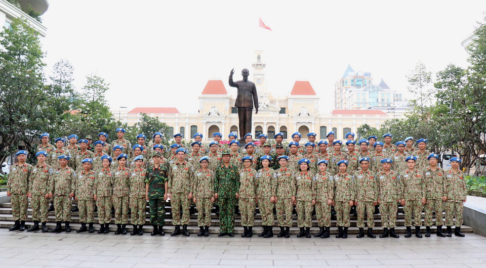 Cán bộ, chiến sỹ, nhân viên Bệnh viện dã chiến 2 số 1 tại Bến Nhà Rồng trước ngày lên đường tham gia lực lượng gìn giữ hòa bình Liên hợp quốc tại Nam Sudan. (Ảnh: Xuân Khu/TTXVN)