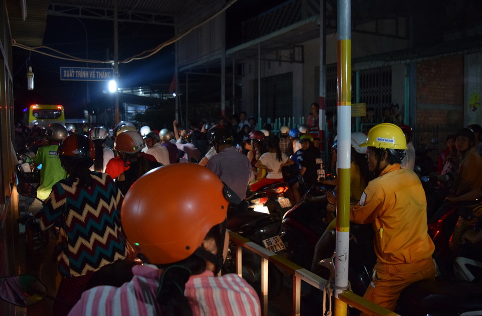 Cảnh ùn tắc kéo dài trên cầu Sông Cái Nhỏ, nơi đặt trạm thu phí BOT. (Ảnh: Chương Đài/TTXVN)