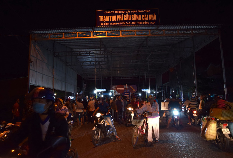 Cảnh ùn tắc kéo dài trên cầu Sông Cái Nhỏ, nơi đặt trạm thu phí BOT. (Ảnh: Chương Đài/TTXVN)