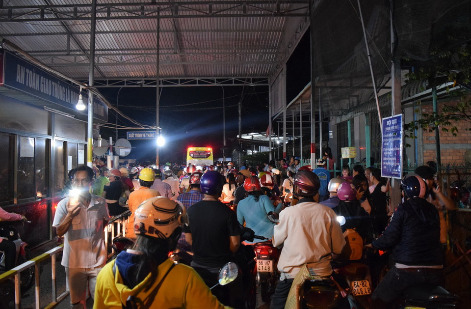 Cảnh ùn tắc kéo dài trên cầu Sông Cái Nhỏ, nơi đặt trạm thu phí BOT. (Ảnh: Chương Đài/TTXVN)