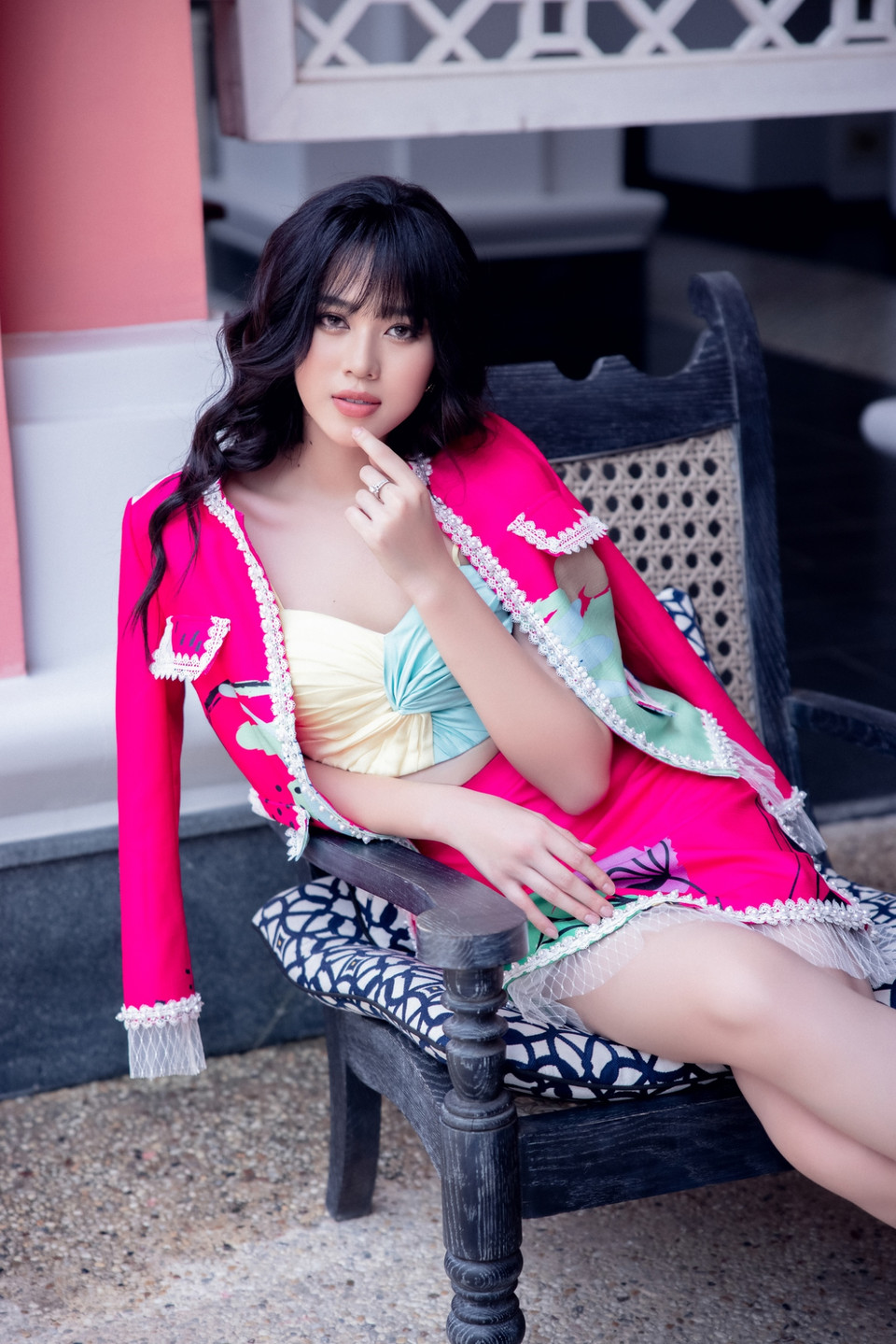 Với bộ ảnh lần này hai nàng hậu đều khoe sắc rạng rỡ như nữ thần, hai người đẹp đều thể hiện được trọn vẹn những thông điệp, hình ảnh mà nhà thiết kế gửi gắm trong bộ sưu tập. Những sắc màu tưởng chừng như tương phản nhưng khi đặt cạnh nhau lại tạo thành tổng thể hòa hợp và bắt mắt. (Ảnh: CTV/Vietnam+)