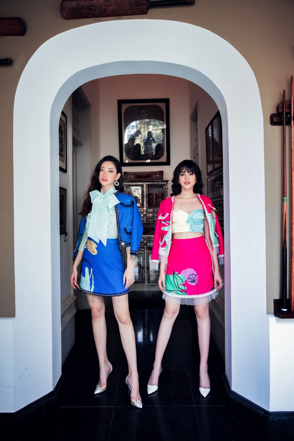 Với chiều cao 1m78 và 1m75, Hoa hậu Lương Thùy Linh và Hoa hậu Đỗ Thị Hà khá cân đối khi tạo dáng chung diện thiết kế với chất liệu gấm lụa và lông vũ, chi tiết trang phục đã quá cầu kỳ, việc tiết giảm phụ kiện là cần thiết. (Ảnh: CTV/Vietnam+)