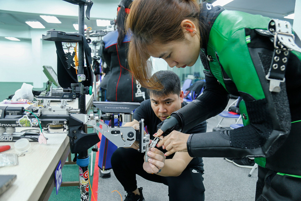 Ban Huấn luyện cho biết hai xạ thủ đã giành vé tham dự Vòng loại sẽ có những bài tập riêng biệt, trong khi những Vận động viên còn lại sẽ có những bài bắn nâng cao và ổn định kỹ thuật nhằm chuẩn bị cho lượt Vòng loại Olympic tại Brazil. (Ảnh: Việt Anh/Vietnam+)