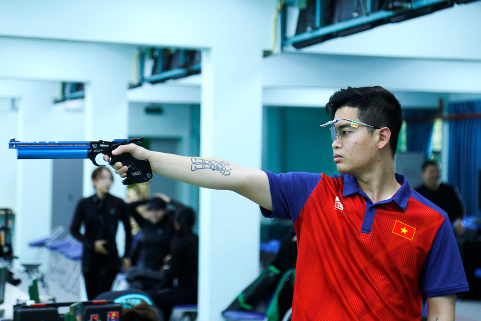 Theo giáo án của Ban Huấn luyện, các tuyển thủ sẽ tập trung rèn giũa kỹ năng ở các nội dung bao gồm Súng ngắn Nam, Súng ngắn Nữ và Súng trường Nữ, lần lượt ở các cự ly 10m, 25m và 50m. (Ảnh: Việt Anh/Vietnam+)