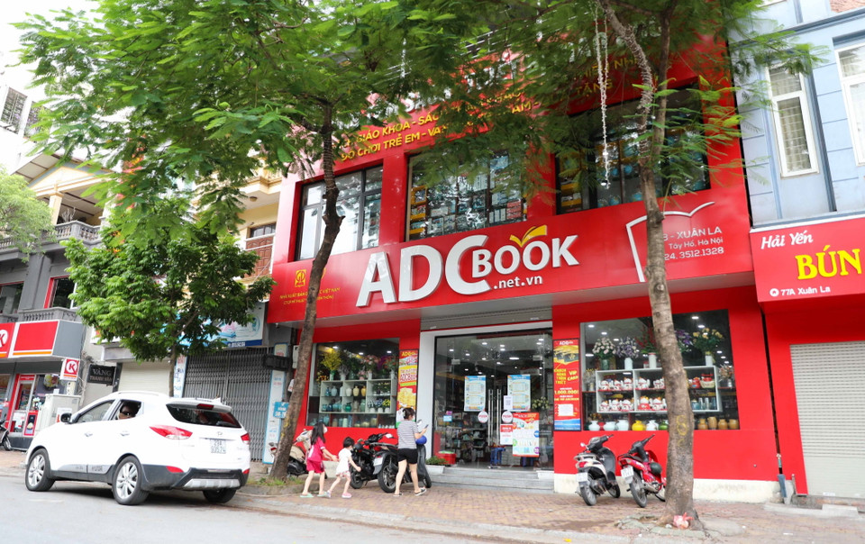 Từ 12h ngày 16/9, cửa hàng ADCBook (75B, Xuân La, quận Tây Hồ) đã mở cửa trở lại. (Ảnh: Thanh Tùng/TTXVN)