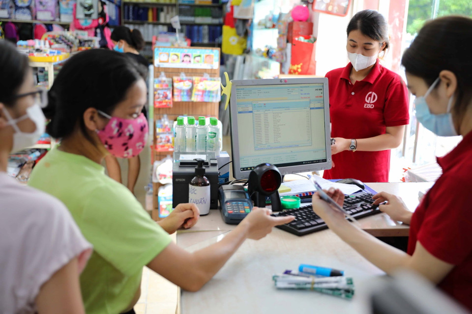 Phụ huynh chọn mua đồ dùng học tập tại cửa hàng EBDBook (112, Trung Kính, quận Cầu Giấy). (Ảnh: Thanh Tùng/TTXVN)