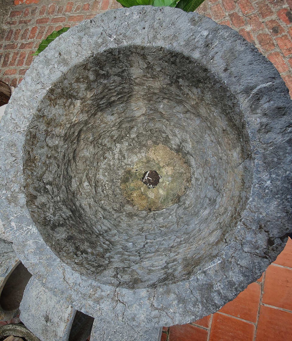 Chiếc cối giã gạo kích cỡ lớn có tuổi đời hàng nghìn năm được trưng bày tại bảo tàng cá nhân của nhà báo Nguyễn Đắc Nông ở huyện Yên Thế (Bắc Giang). (Ảnh: Danh Lam/TTXVN)