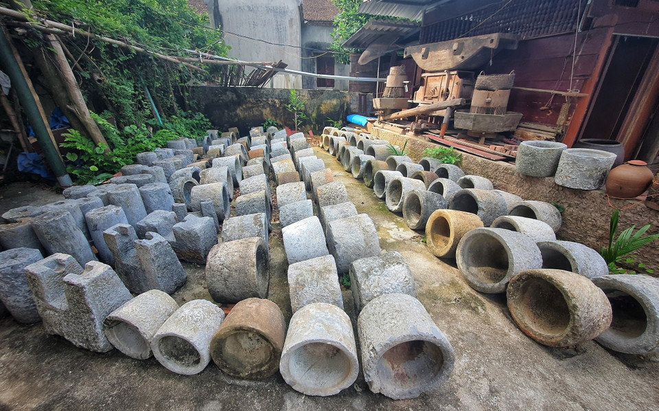 Nhà báo Nguyễn Đắc Nông (76 tuổi, nguyên Phó Giám đốc Đài Phát thanh và Truyền hình tỉnh Bắc Giang) có niềm đam mê sưu tầm đồ cổ đặc biệt sưu tầm các loại cối đá và nhiều vật dụng sử dụng trong sản xuất nông nghiệp. (Ảnh: Danh Lam/TTXVN)