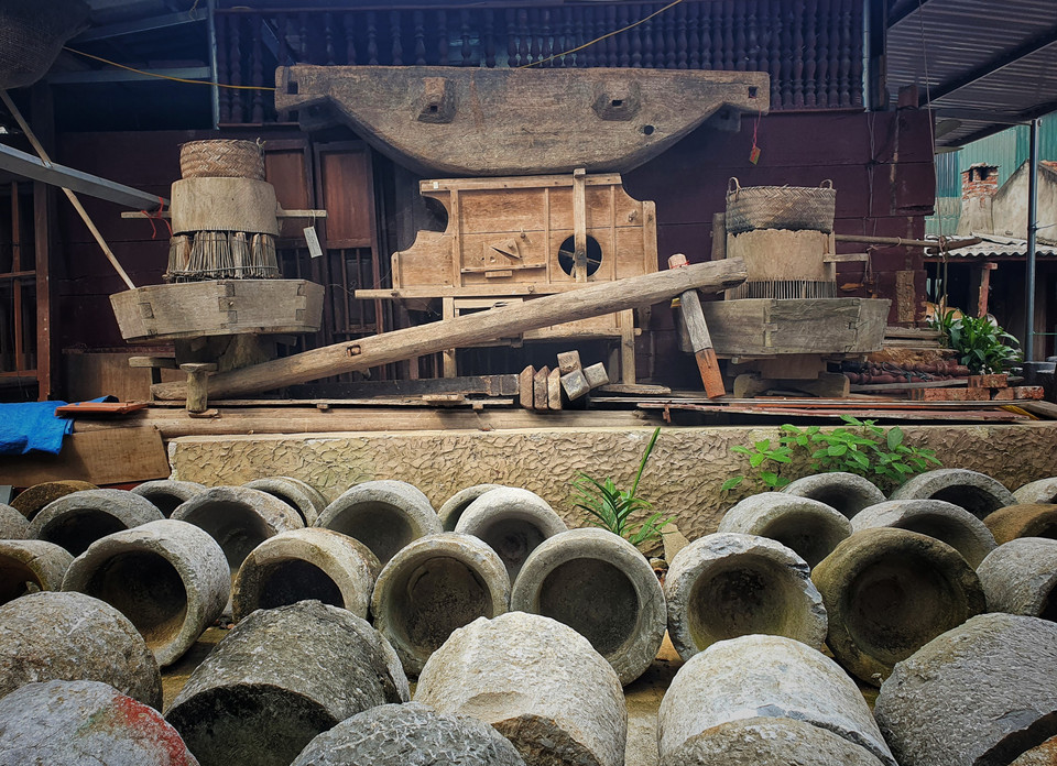 Cối đá đủ kích cỡ được trưng bày tại bảo tàng cá nhân của nhà báo Nguyễn Đắc Nông. (Ảnh: Danh Lam/TTXVN)